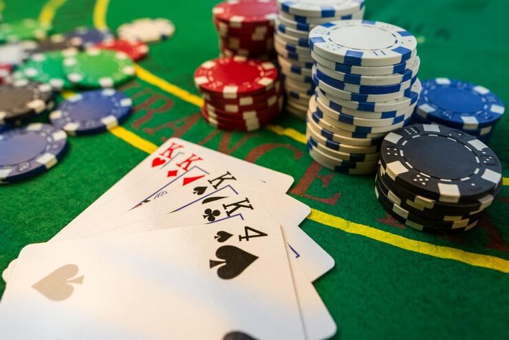 hadir77 live dealer studio with professional dealers at blackjack table